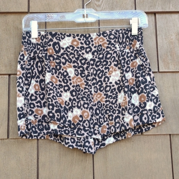 Size small love hate cheetah print shorts with pockets - Picture 1 of 4